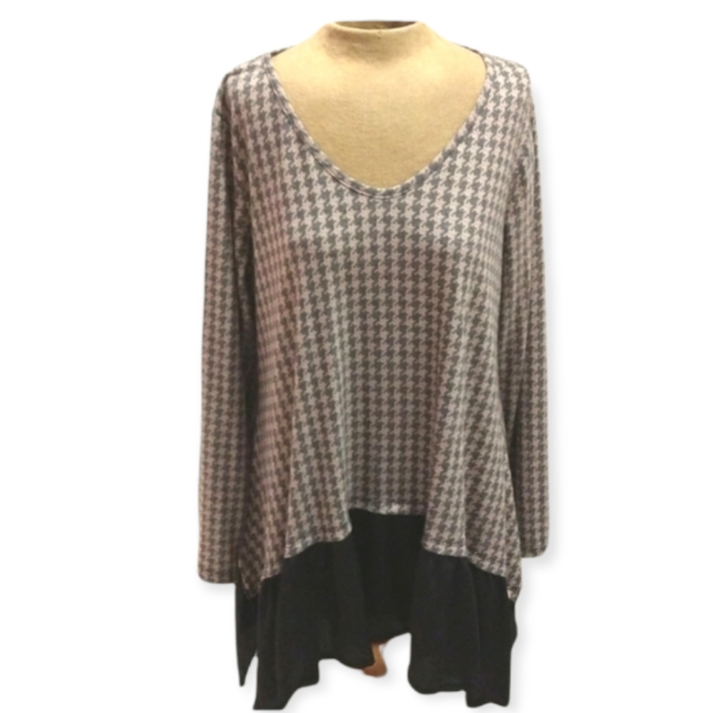 M. Houndstooth V-Neck Longline Long Sleeve Top in Grey & Tan
